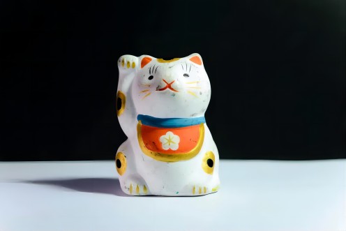 招财猫能摆在电视柜旁上吗（招财猫摆放禁忌）